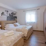 Beautiful Popovica Dvori In Makarska
